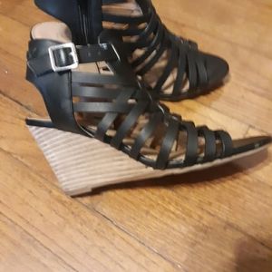 NEW WEDGED BLACK SANDALS